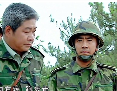 在《士兵突击》这部剧里，有个细节挺让人琢磨的。高城从少校升到了中校，也就是大家说