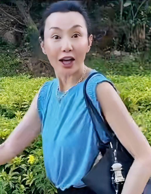就连张曼玉也逃不过，在变老的路上！看来是缺钱花了，张曼玉年近60岁，又出来赚