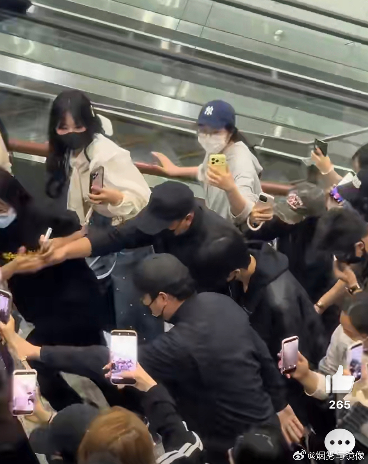 张凌赫高铁张凌赫高铁现场的视频。是真的夸张，粉丝就要挨着张凌赫的脸拍了。