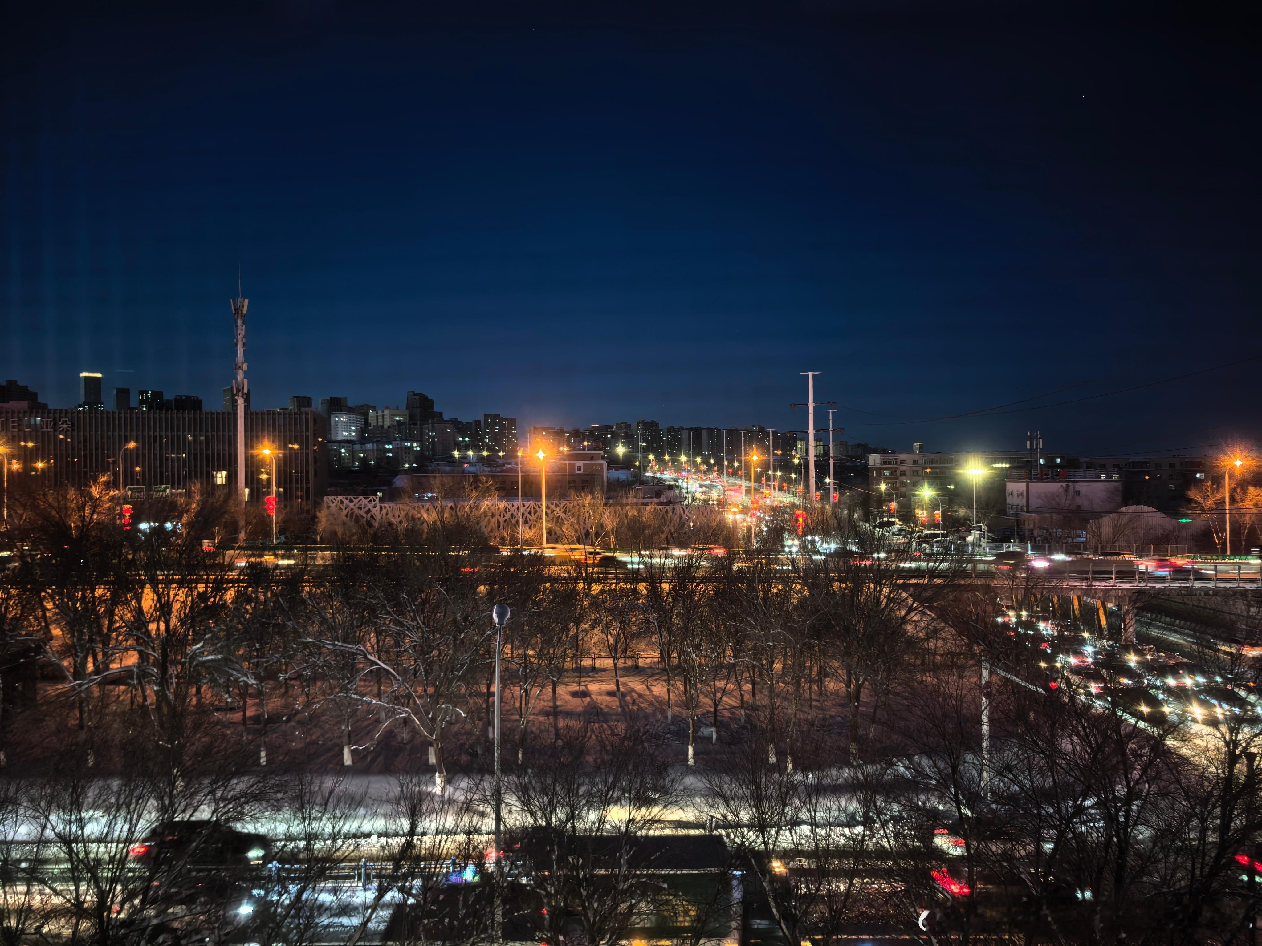 此时此刻的乌鲁木齐，这边看日出倒是不用起大早乌鲁木齐