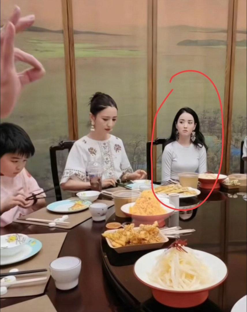 好奇佟丽娅旁边这个女的是谁，为啥这种眼神？