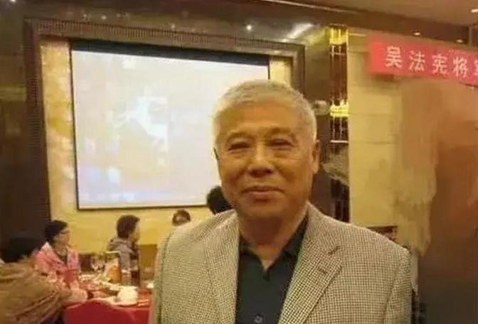 1980年，吴新潮再次回到北京，此时的他成为了一位落魄的无业人员。为了有一份工作