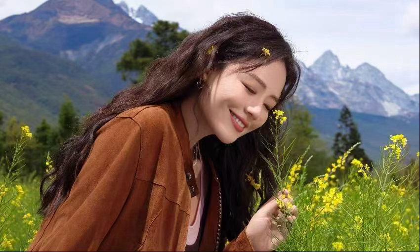 马思纯云南体验簪花马思纯在云南簪花的这组图太治愈了，她的笑容真的能传染。远处的