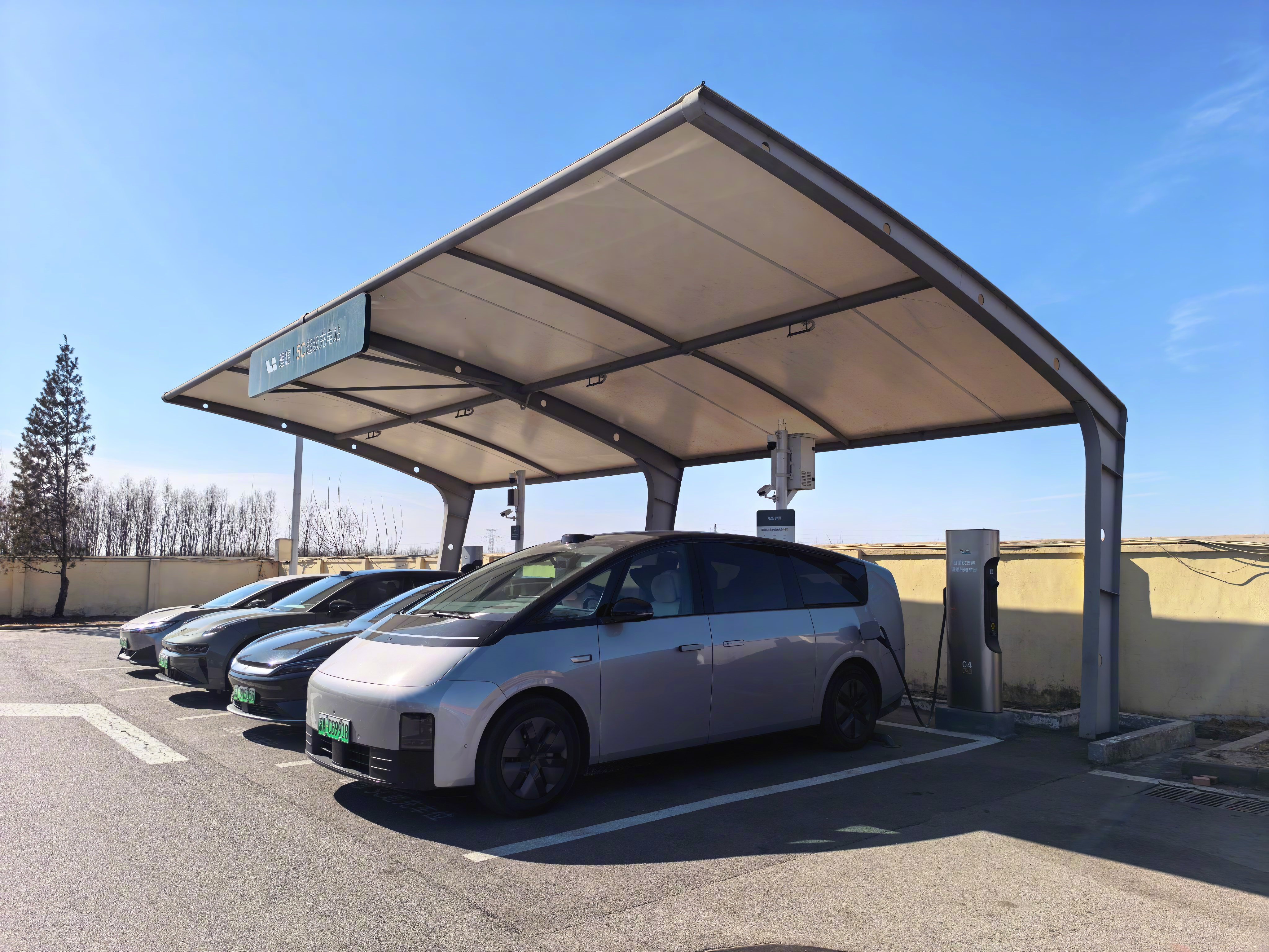 今天去阿那亚，京哈高速上丰润服务区理想超充站满了，我MEGA去了，插枪就跑到32