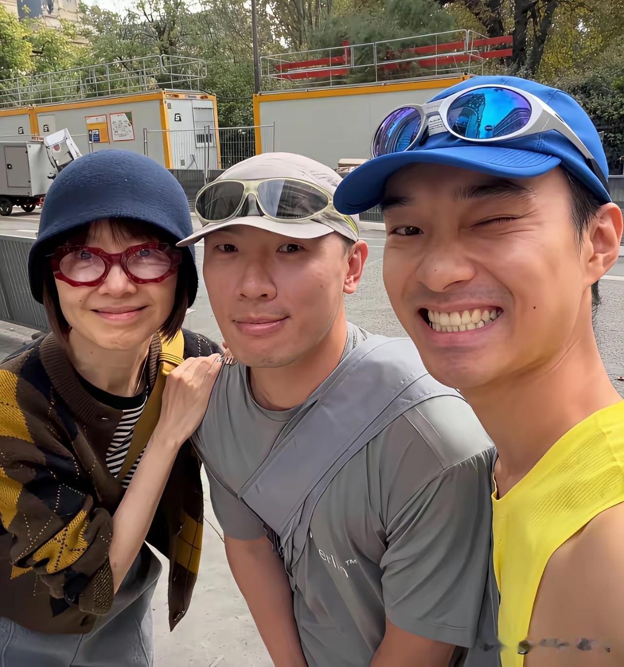 老天呐，差点没认出来！一开始还以为是一个普通大妈！后面才发现那么眼熟！