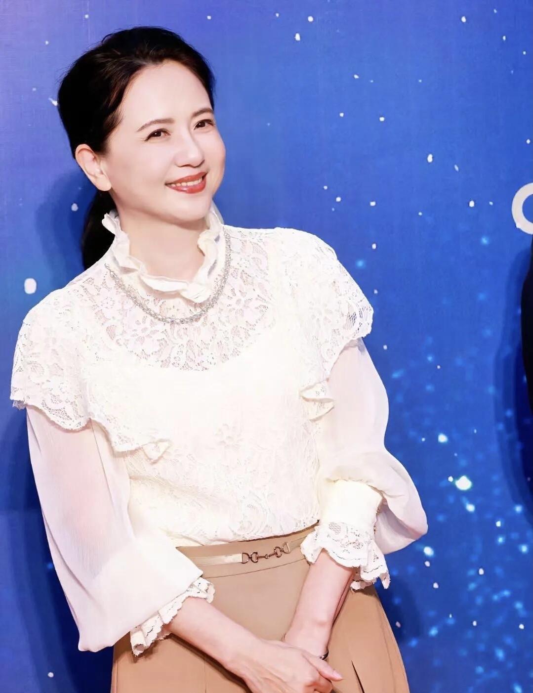 不愧是当时江南第一美女，年轻时候貌美如花，现在老了是气质优雅，这样的颜值比陈红漂