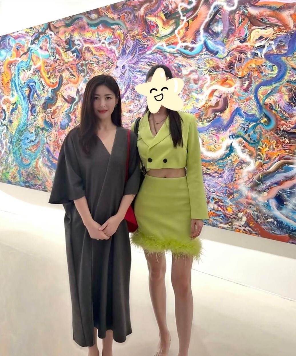 40岁朱珠一身名牌却靠气质赢麻了！现身画展，简约又不失格调，名牌加持下更显优雅
