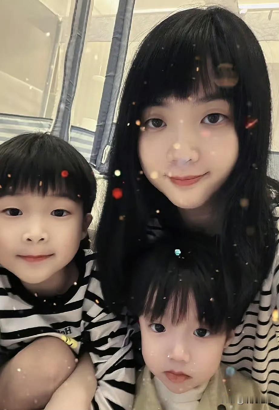 苏炳添老婆林艳芳终于晒全家福啦！两个儿子近照一出来，这基因简直是复制粘贴！