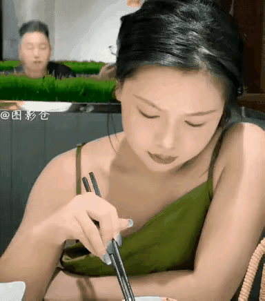 女子刚夹起一根鸡腿菇正要往嘴里送，越看模样身形越眼熟，猛地反应过来长得太像人的手