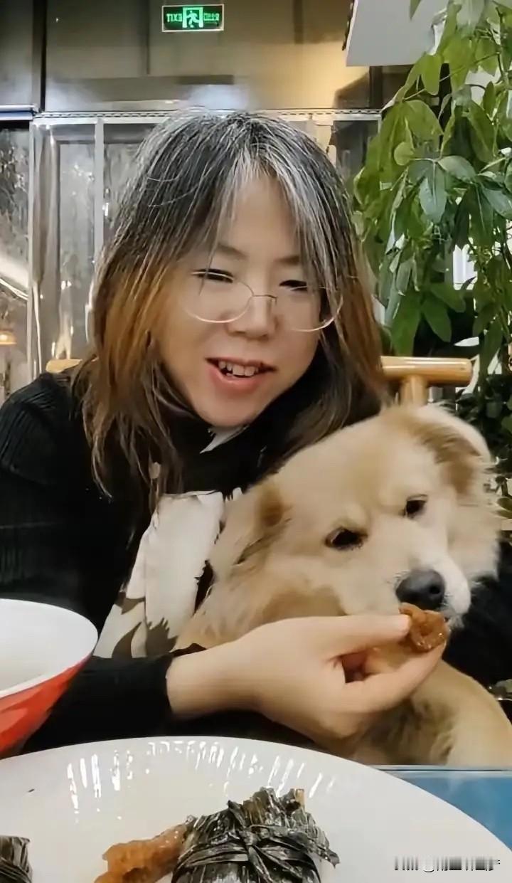 宠物权别越界！涮肉店这幕，戳中了多少人的底线？北京那家涮肉店里，女子让宠物狗