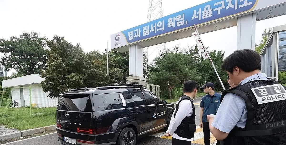 20日消息，韩国前总统尹锡悦对辩护律师称：“特别检察是一种侮辱，就像是在诱导人作