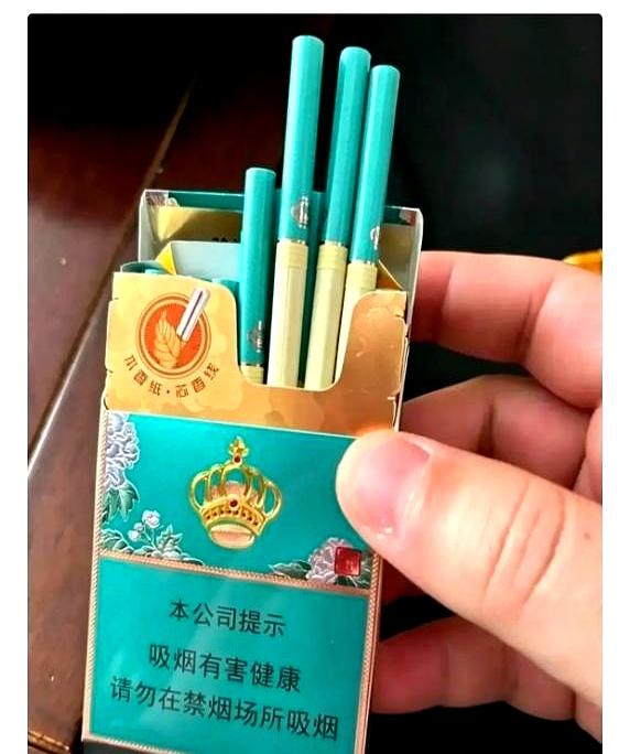 我二叔在小区当保安，工资一个月就两千块，平时看着挺普通，可他嘴里叼的烟一眼就不一