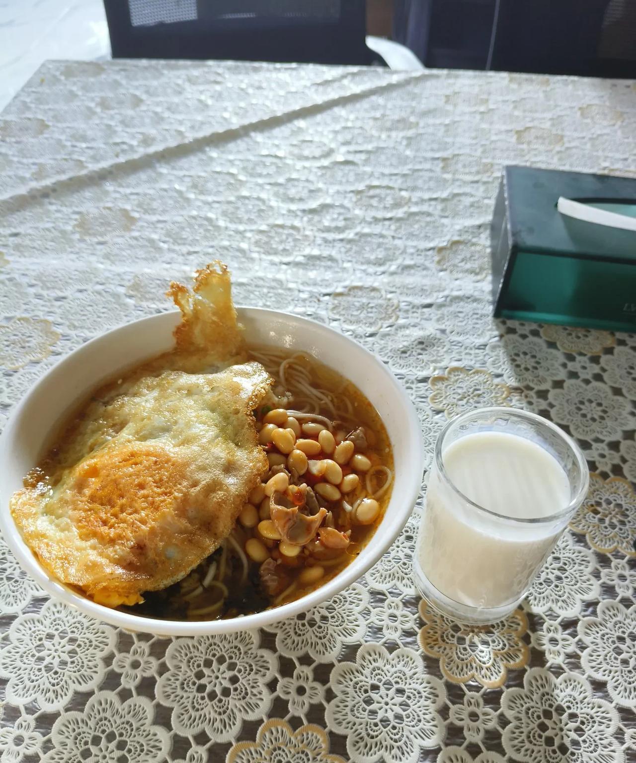 在酒店的倒数第二顿早餐，加了个鸡蛋。媳妇儿问我:在酒店有吃有喝，又不用刷锅洗碗