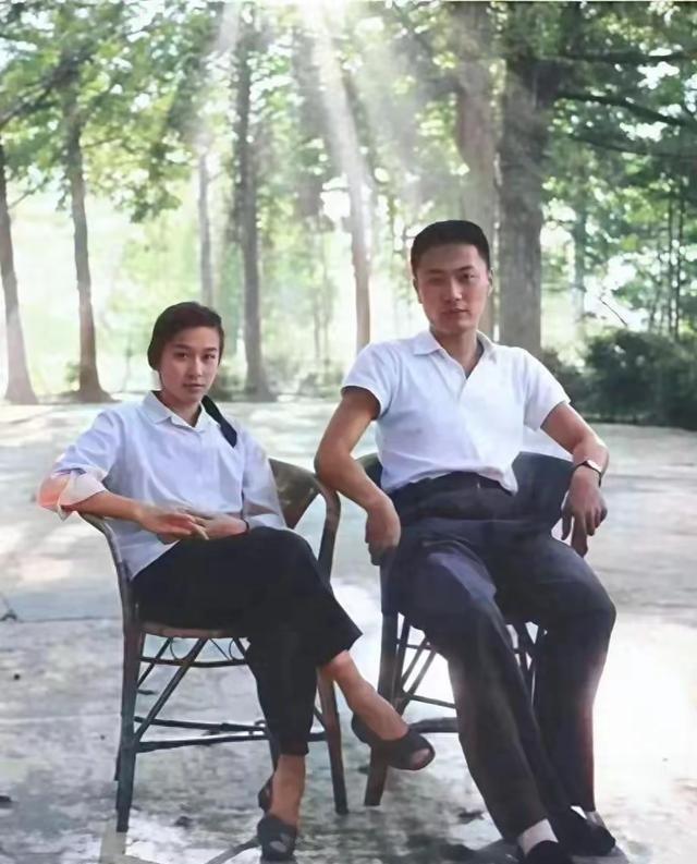 1974年，陈毅元帅之子陈小鲁与粟裕大将之女粟惠宁，在庐山度过新婚蜜月，留下了这
