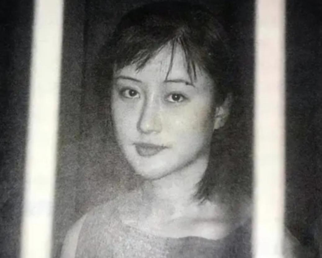 2001年，空姐杨旸与有妇之夫郭介明相会，二人温存过后，随即发生冲突。冲突的结果