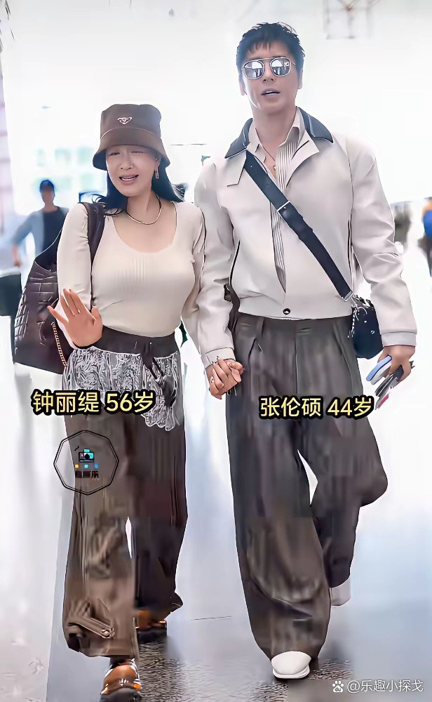 56岁的钟丽缇机场被拍，旁边40出头的张伦硕腰板挺直。评论区又炸了：像母子。有人