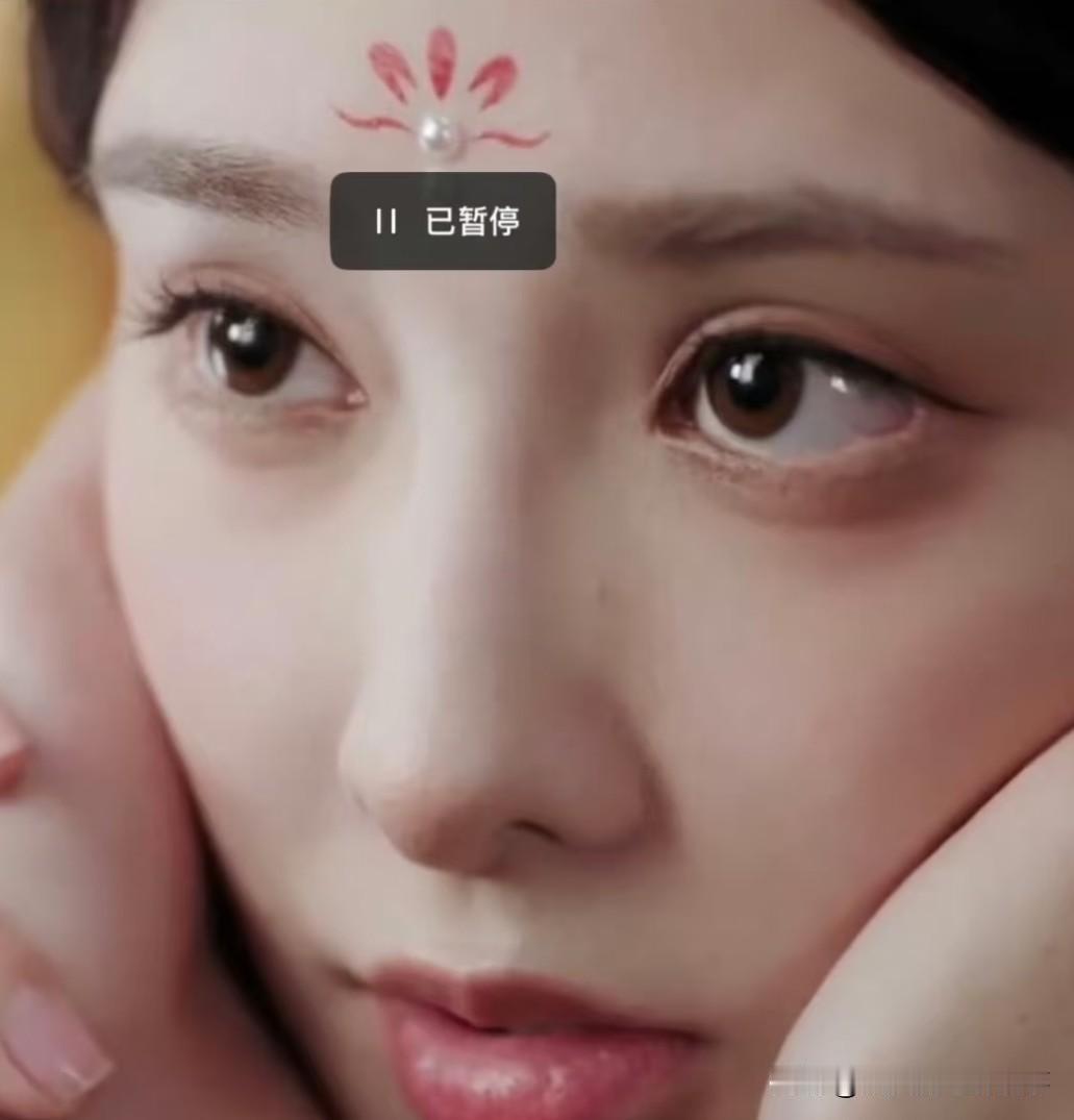 在《凤凰台上》的隐形眼镜也太出戏了吧！都滑到外眼角了，眼睛看着都难受一开始