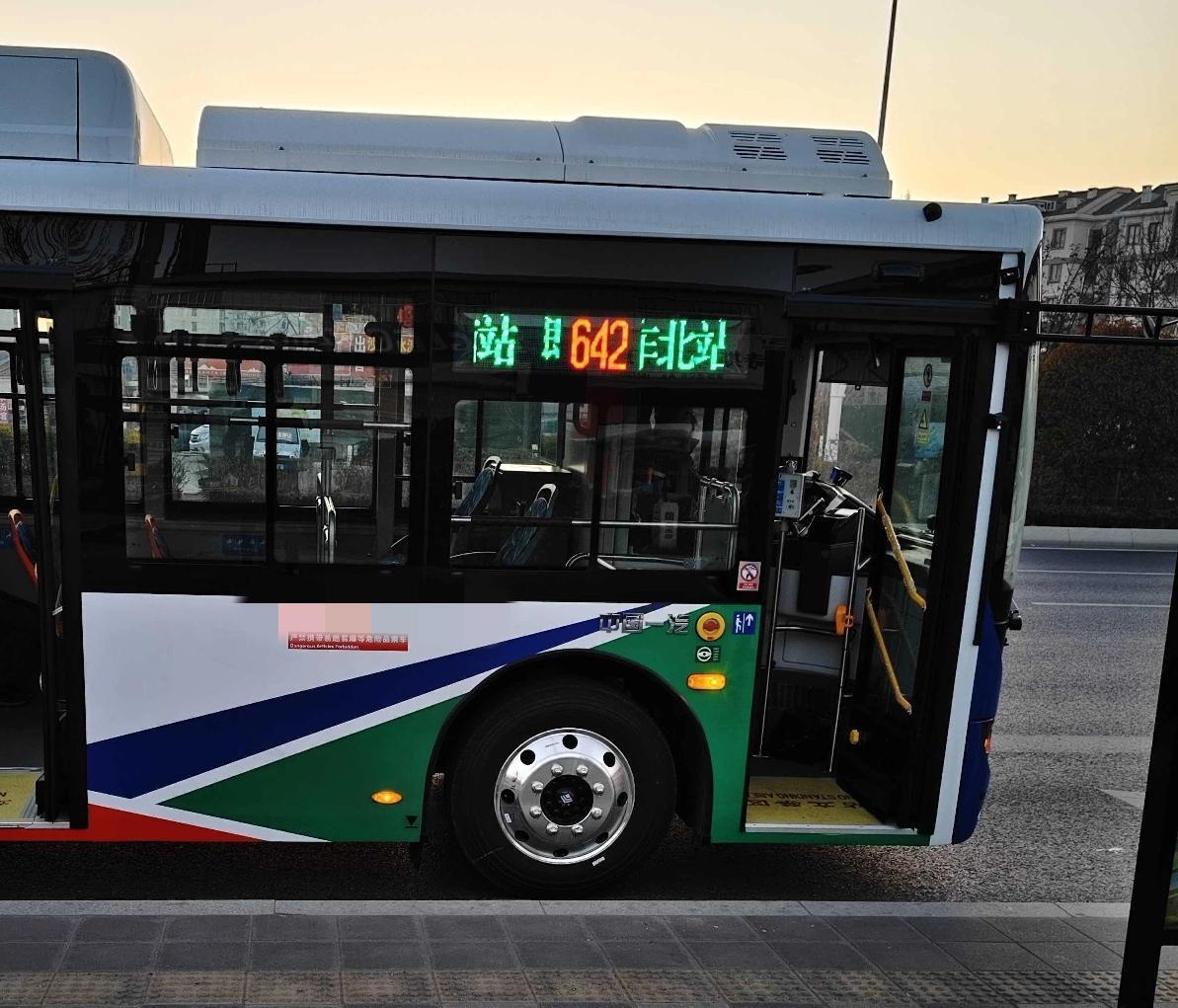 即墨公交枢纽南站发往青岛汽车北站的642路公交车终于混上新车了，线路分配到了城运