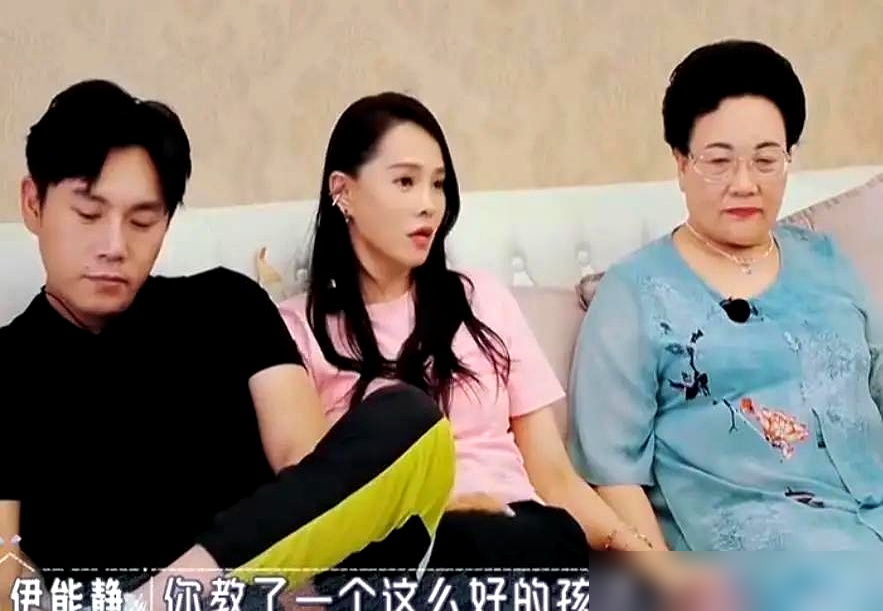 52岁的伊能静回沈阳婆家，第一件事不是进屋，是被婆婆拽去搓澡。搓完澡，盘腿上炕，公公端上来一桌子菜，