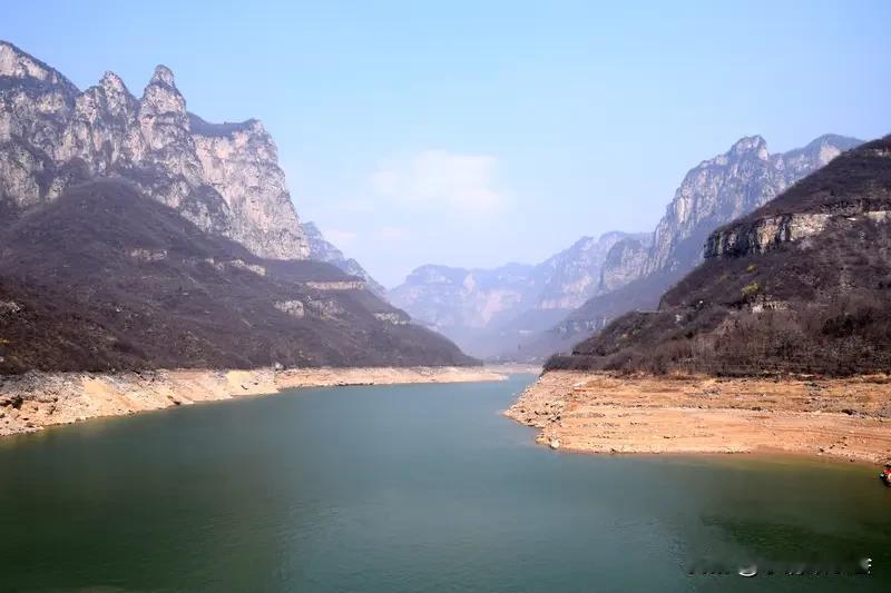 摄影艺术下的河南山水，简直是一幅幅绝美的画卷。河南有雄伟的太行山，在摄影师的镜头