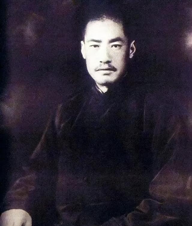 1949年，马步芳逃到了台湾，他前脚刚到，蒋介石就以"擅离职守"为由，撤了他的所