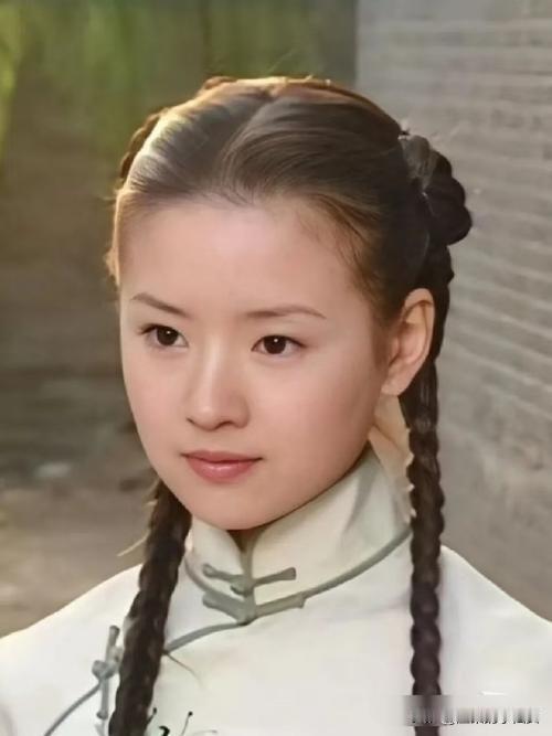 董洁在直播中说她快养不起儿子了，拆解账单后发现一年仅课外班就要100多万。这10