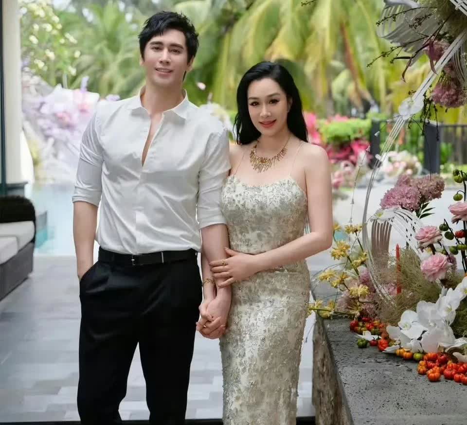 钟丽缇，很清醒。6月3日，钟丽缇谈起自己跟张伦硕的年龄差，她表示虽然自己大张