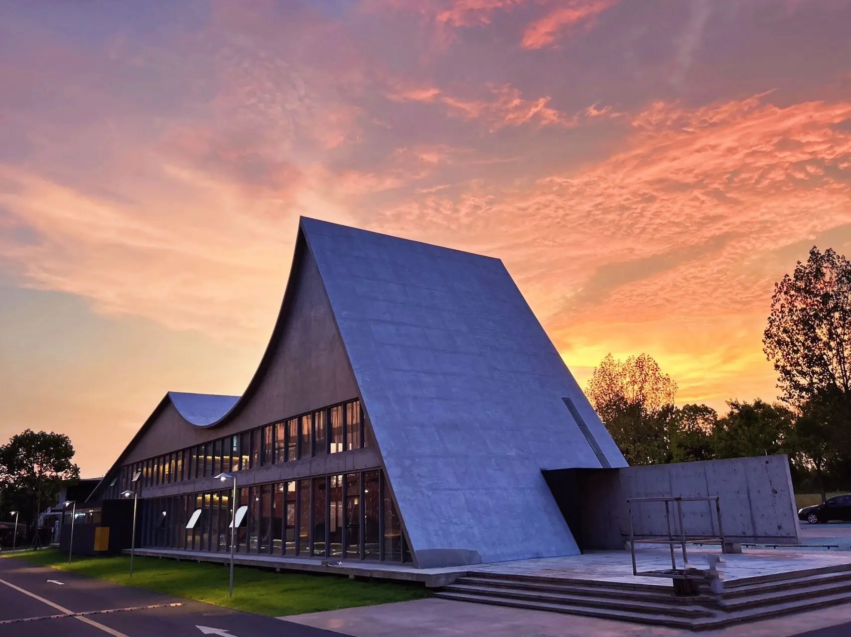 26新篇章🤪 【W】汽车俱乐部！再添新地标😜 新址，装修中，四轮再...