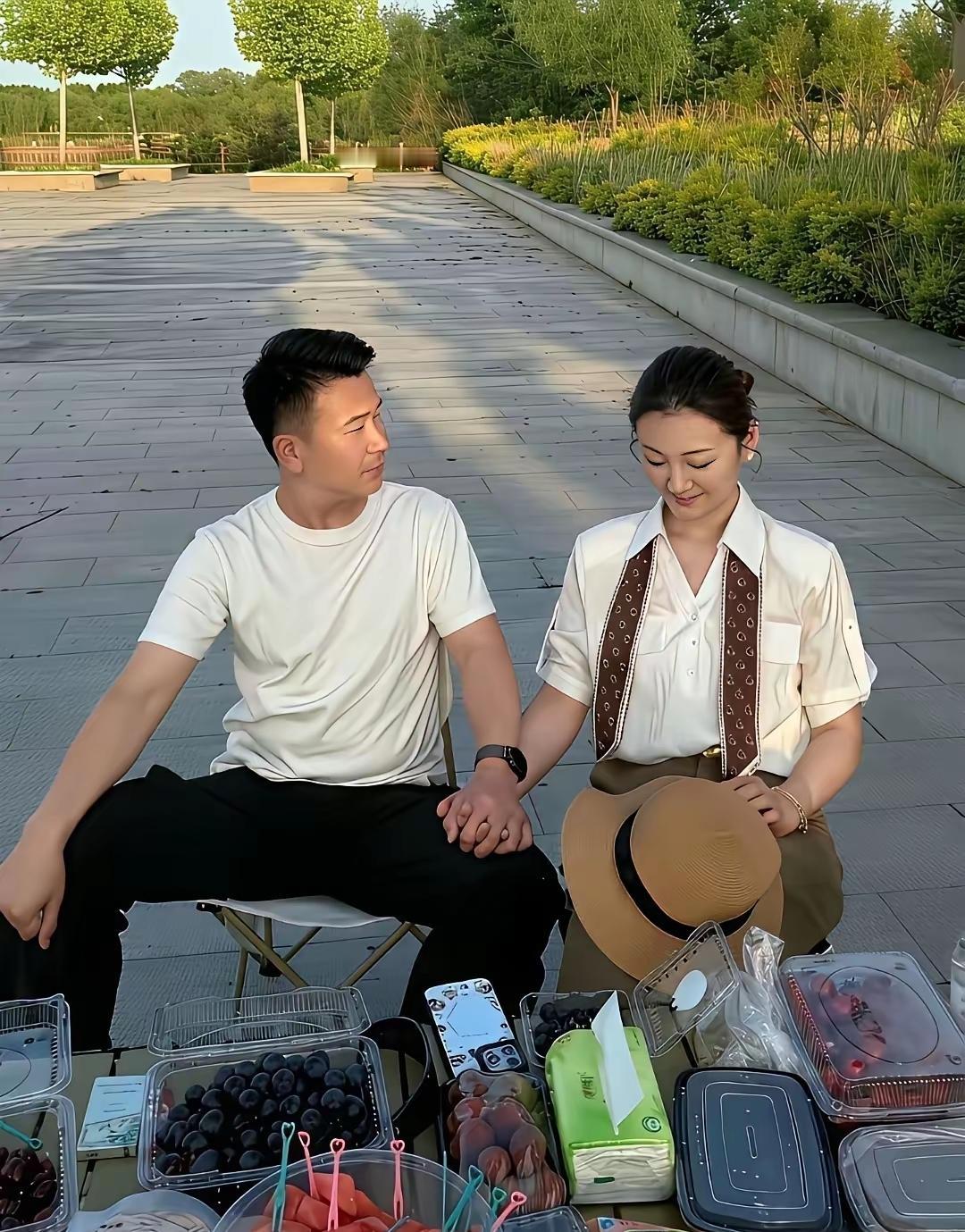 当初朱小伟那么爱这位老婆，而这位女主角不懂珍惜，却叛离丈夫，选择了离婚。现在