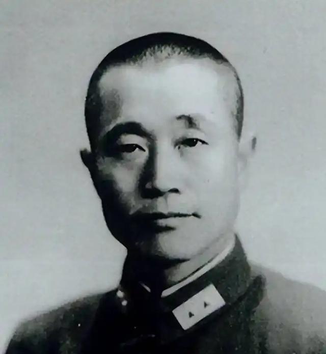 1949年1月11日，被俘的杜聿明被押到一处村庄，我军给他端上了红烧牛肉，马肝烧