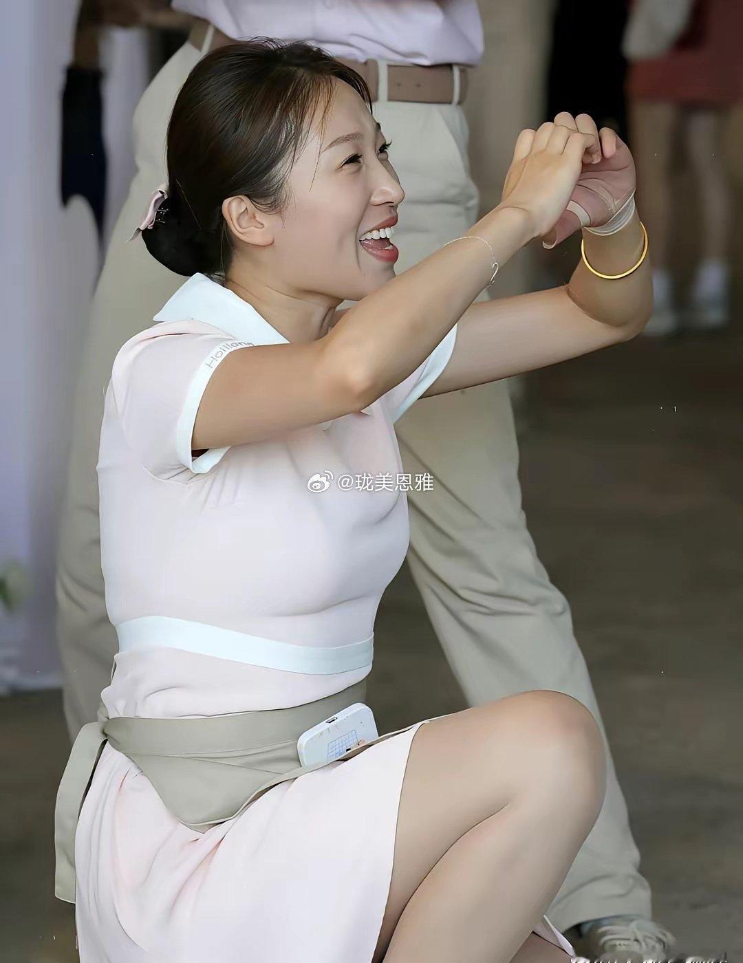 好利来员工活力满满蹲下时手机悄悄探出头这服务细节也太萌啦