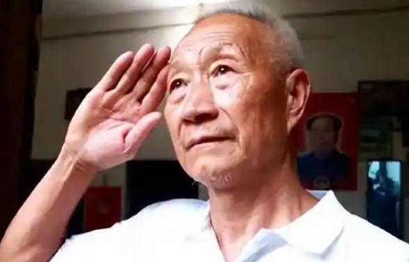 1979年，一位老人为了证明自己是老红军，不顾危险在北京拦下一辆军官的车，眼看