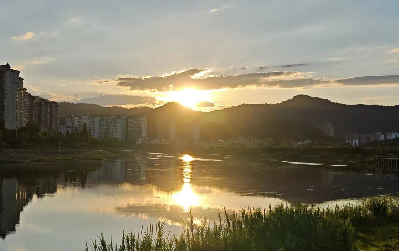 闺蜜今天把她下学期读九年级的闺女赶去农村奶奶家了，说眼不见心不烦。她家闺