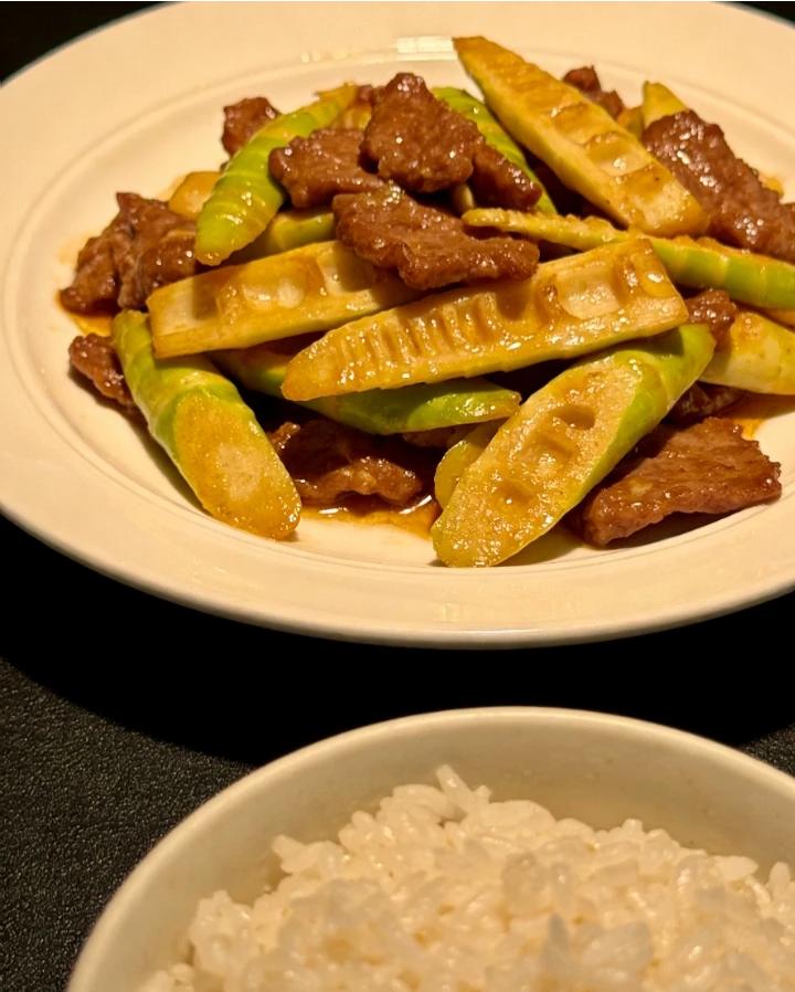 今天做了当季肉炒春笋，春笋焯水后与腌好的肉丝同炒，鲜脆入味，肉香与笋鲜相融，清爽