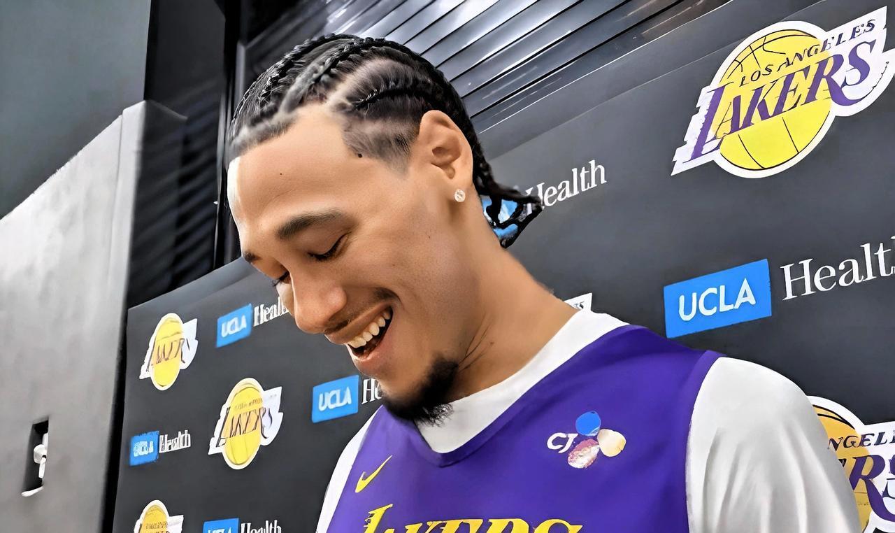 湖人替补中锋海斯真是个财迷啊！海斯在今日接受记者采访，当被问到湖人与的快船NB