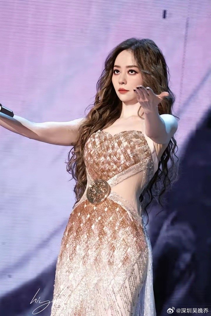 张靓颖翻车后变得更惹人爱了！爱美是人的天性，更何况大明星张靓颖呢！近日，张靓颖