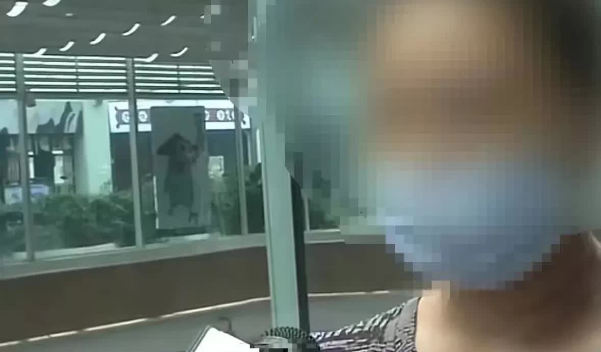 “我被看精光，凭啥不赔偿？”重庆，一女子到某健身房健身，就在她脱完衣服，准备换运