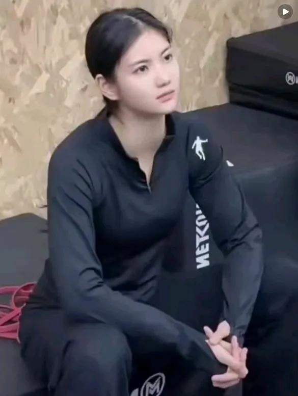 夏思凝的美，是一种美进骨子里的美。