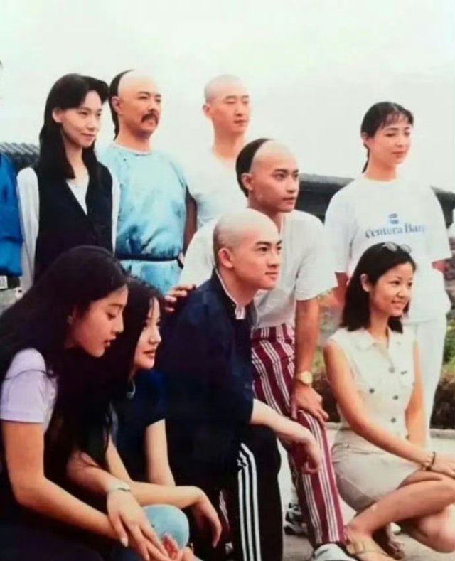 《还珠格格》开机照！不得不说，90年代的演员个个都是颜霸