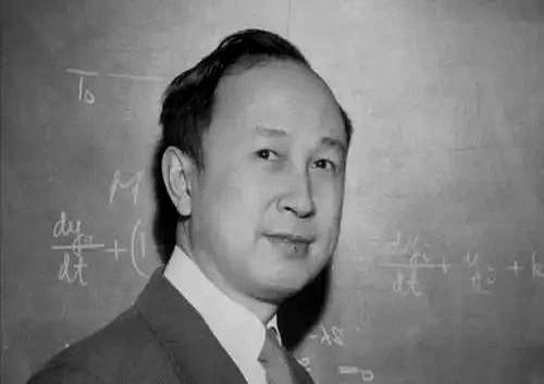 他被关了五年，没锁住脑子。美国盯着他，他盯着火箭。手稿里写的，比他们最先进的