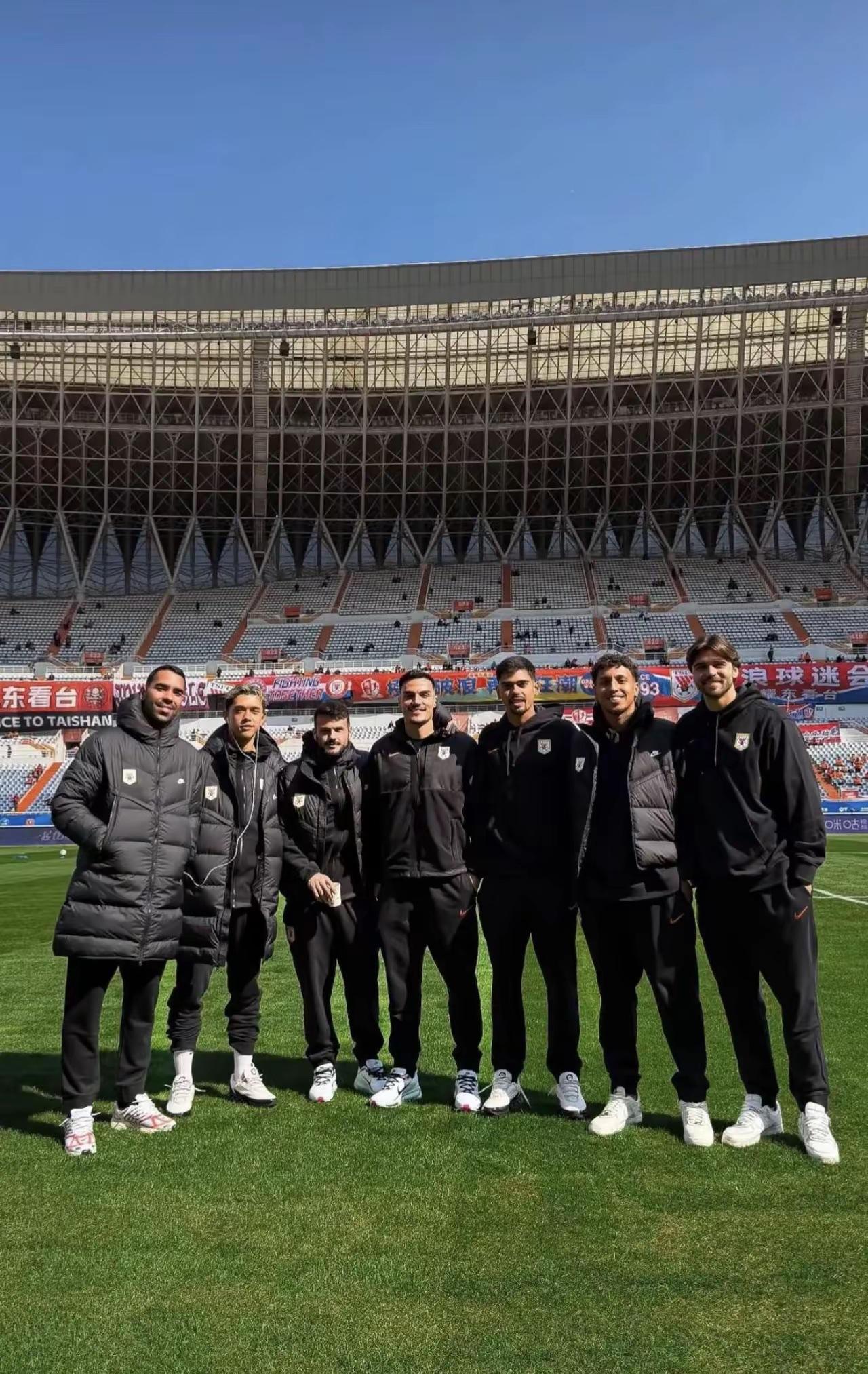 0:4惨败，山东泰山队到底出了什么问题？有人说是高原不适应和场地原因，是高原场地