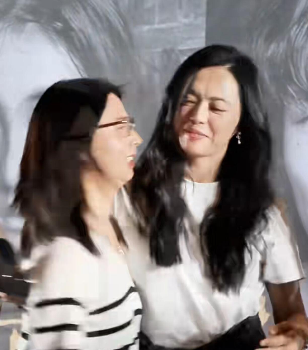 崔丽丽原来不是一般人物，连出了名的大嘴明星姚晨都跟她紧紧相拥！崔丽丽事件，姚晨