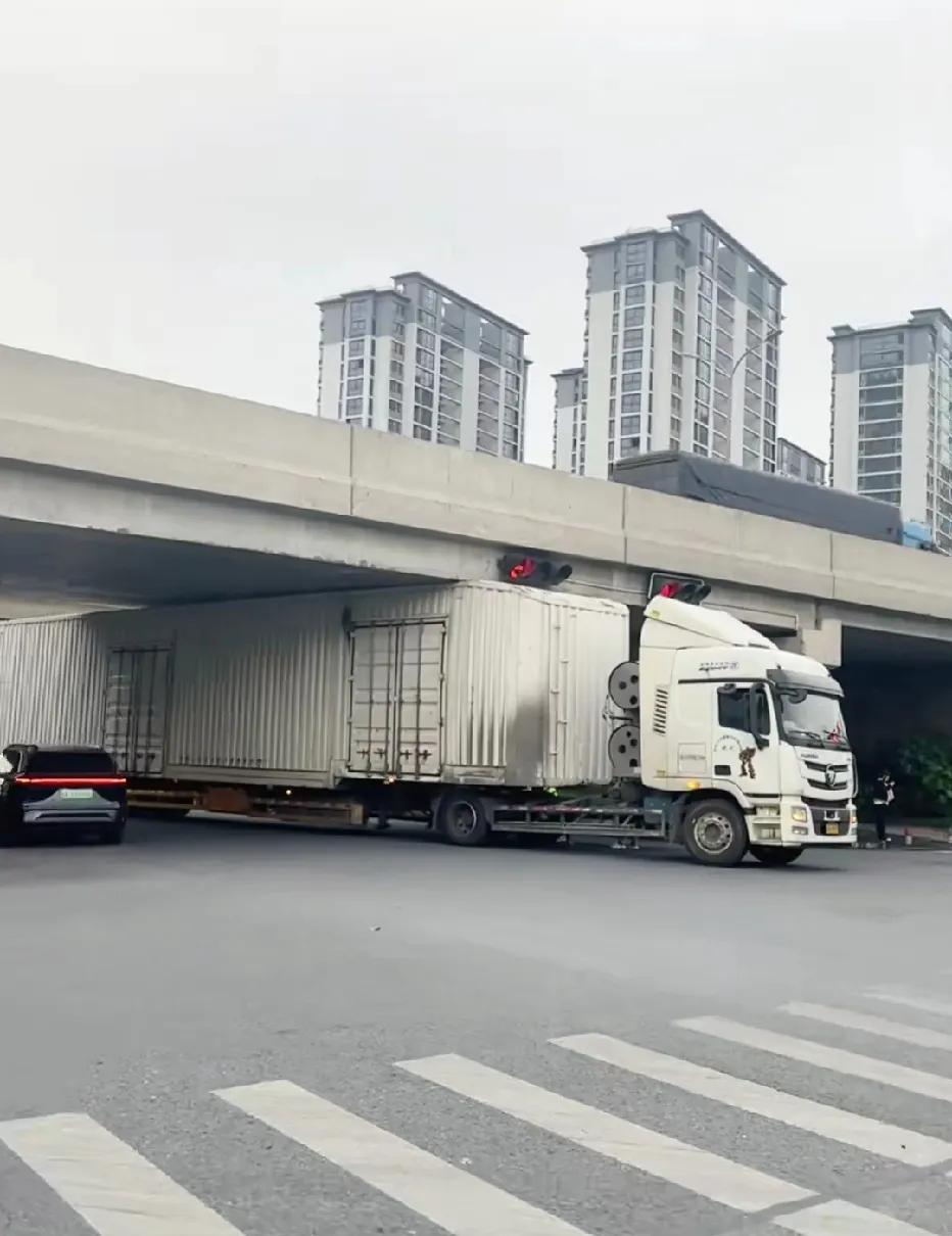 这司机心可真大，怎么解决，只能给车胎放气了？