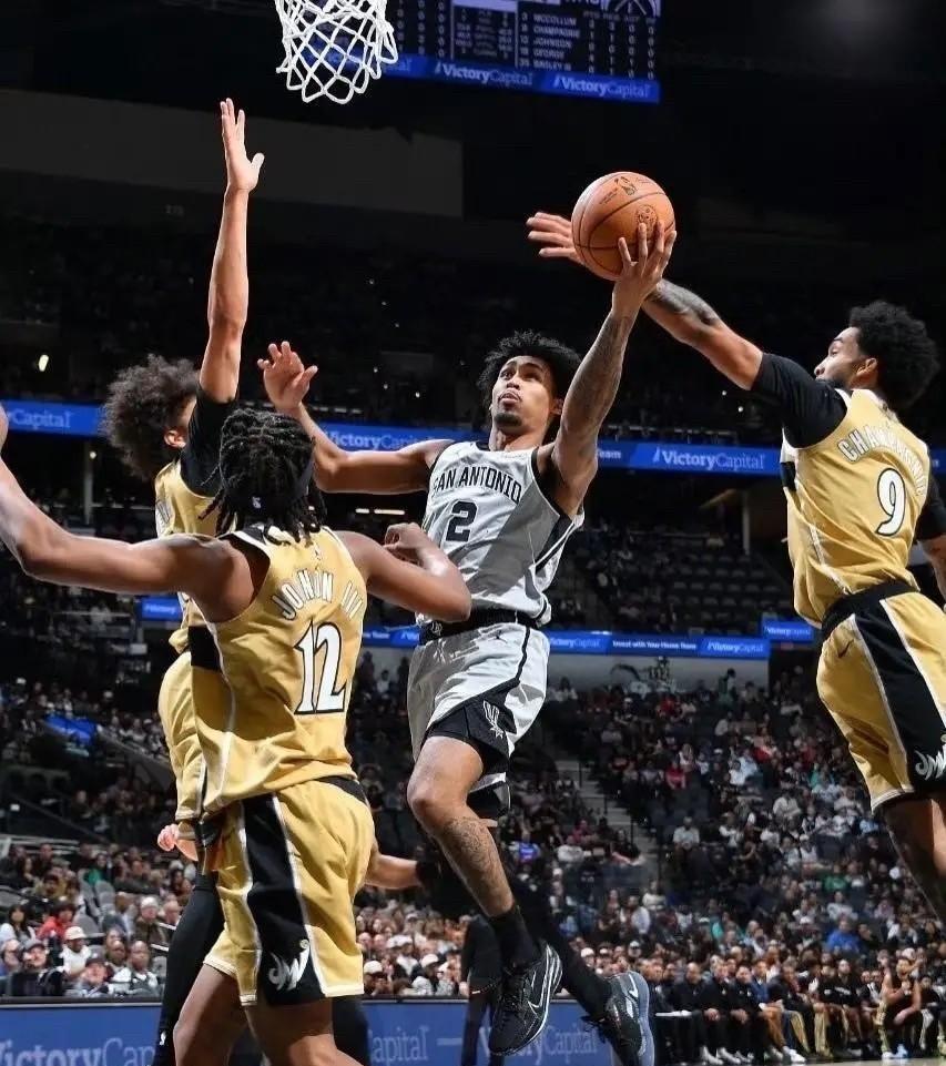 他们把下一个魔术师约翰逊，变成了只会等球的射手。这不是培养，这是系统性浪费天赋