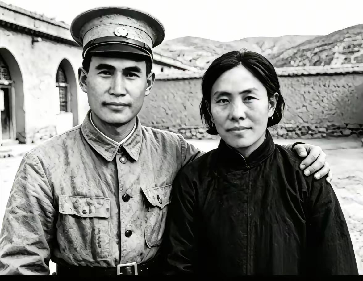 这张黑白老照片，是西北红军领袖刘志丹，与妻子同桂荣的合影。刘志丹，西北革命根