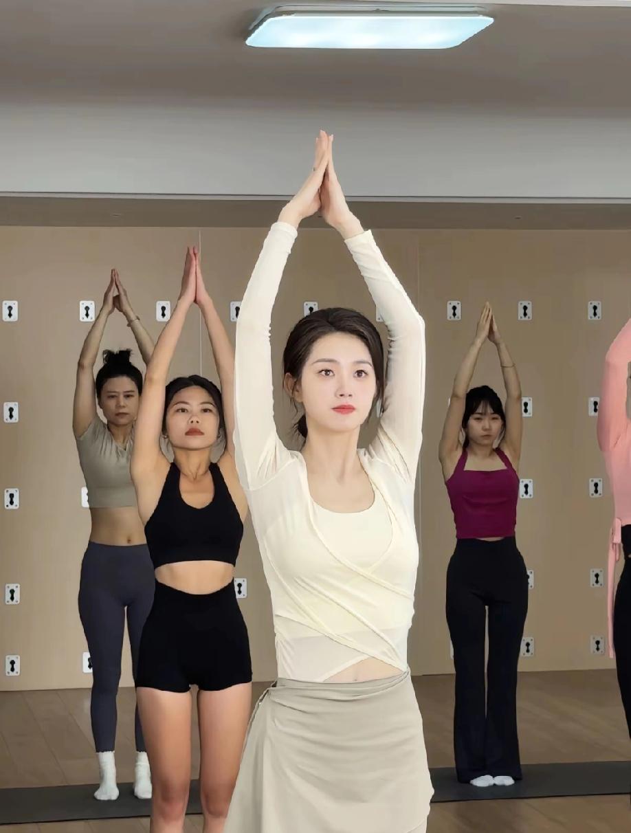 哇塞，快看在大理练瑜伽的郭宇欣简直美的不像话，她的美丽不仅仅是外在的，更是从内而