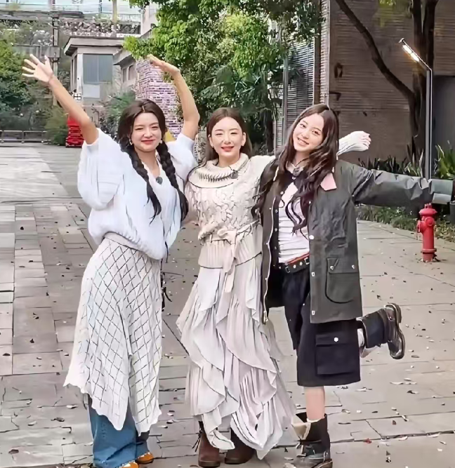 看方媛最近的动态才知道她比熊黛林段位高多了方媛近日正在录制热门综艺《桃花坞》，