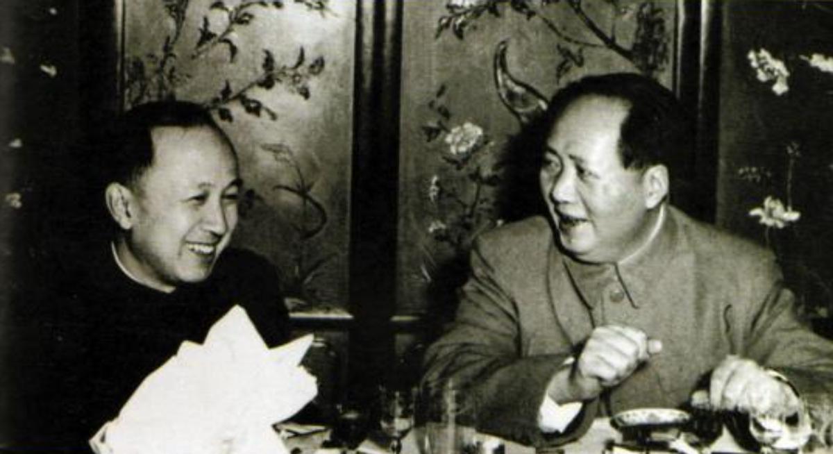 1964年，中国刚刚成功试爆第一颗原子弹，举国欢腾，然而，在中南海一间安静的会客