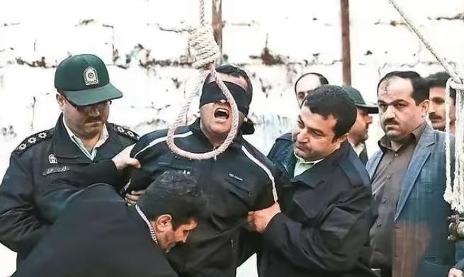 4月25日，伊朗对以色列间谍基尼亚处于绞刑，以警告美国以色列间谍，基尼亚在伊朗境