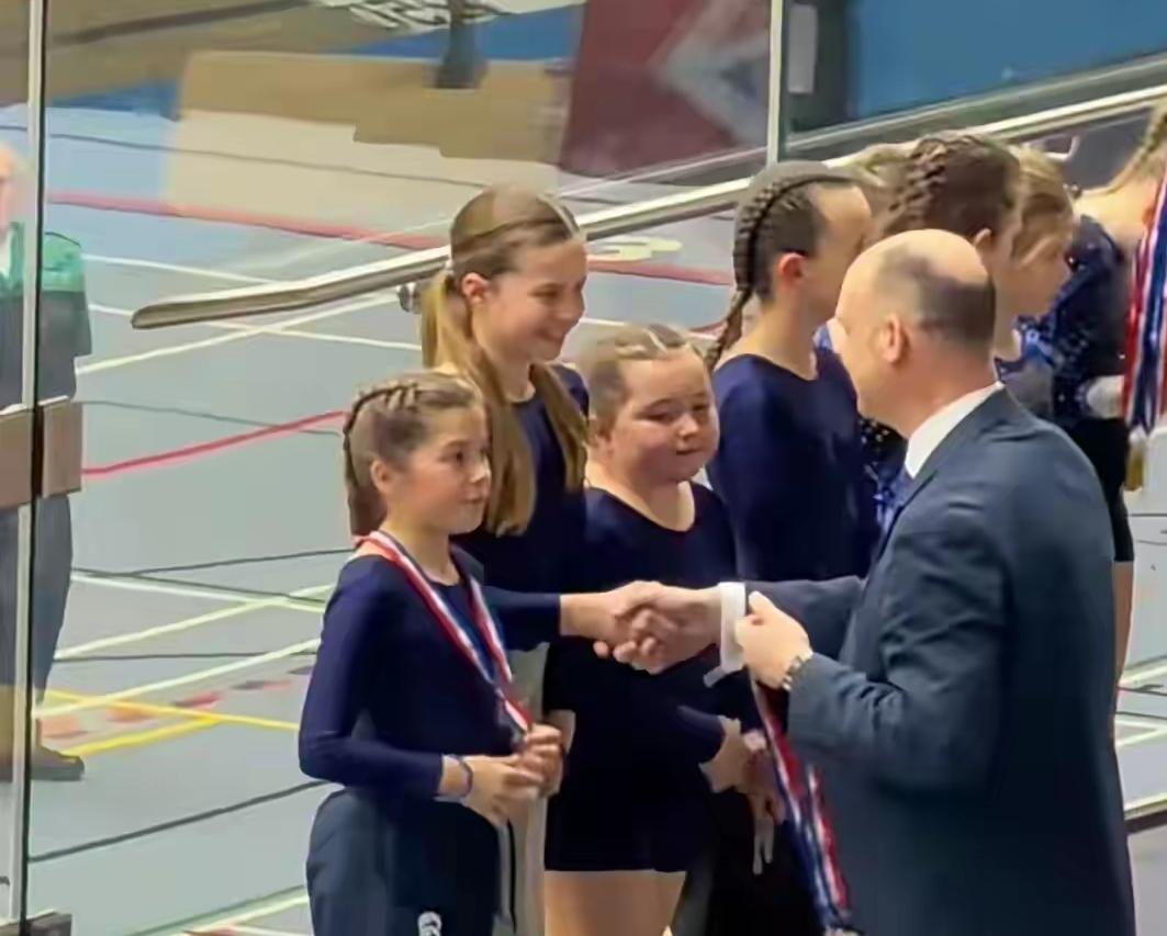 不愧是公主，夏洛特气质真的很突出呀！有女王的气质，又有奶奶戴安娜的颜值，还有凯